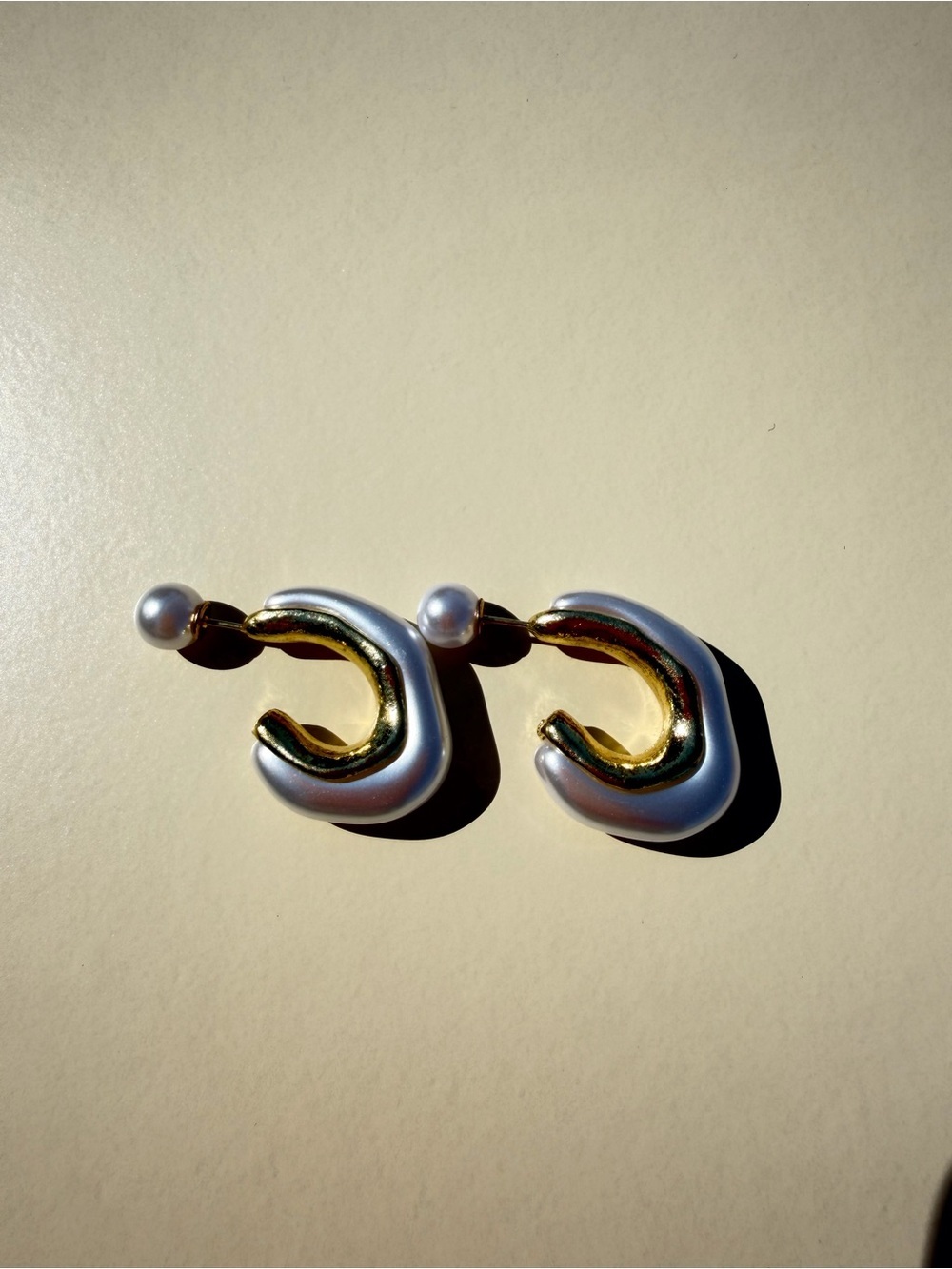 ✨ Luxury Abstract Two-Tone Sculptural Pearl Huggie Hoop Earrings - Picture 2 of 3